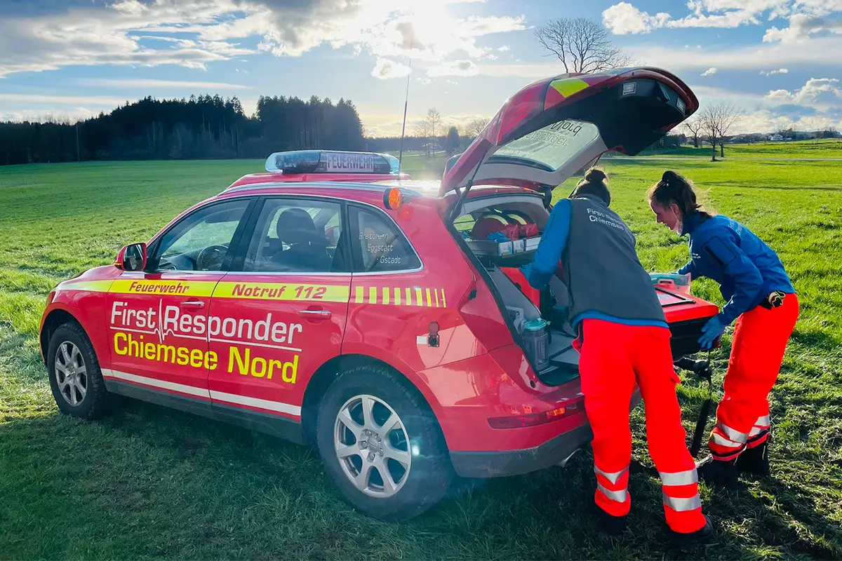 Daniela Weiss, ganzjährig ehrenamtlich bei First Responder Chiemsee Nord e.V. , Einsatzfahrzeug 